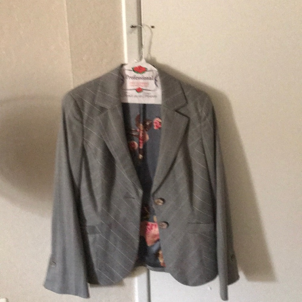 Classiques Entier Women’s Suits - Picture 2 of 4
